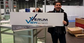 יהונתן פזי, מנכ"ל Verum View, בתערוכת Lend-It בלונדון. צילום: יח"צ