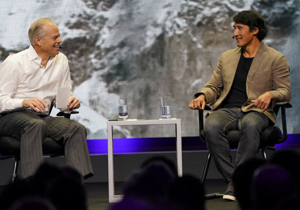 משמאל: מייק גרגואר, מנכ"ל CA Technologies, עם ג'ימי צ'יו, מטפס הרים, גולש סקי ויוצר סרטים. צילום: יח"צ