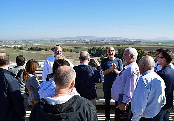 הסבר על המוחרקה מאחור ועמק יזרעאל מלפנים. צילום: אורן בסון