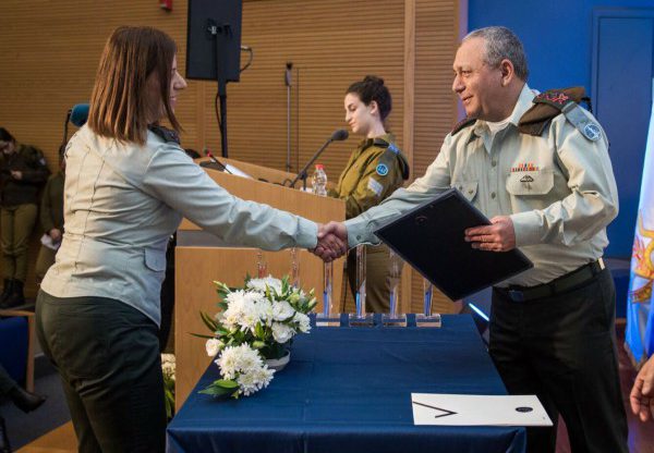 הרמטכ''ל, רב אלוף גדי איזנקוט, מעניק את הפרס לאל''מ טליה גזית, מפקדת ממר''ם. צילום: דובר צה"ל