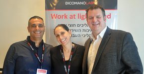 מימין: כריס פופ, סמנכ"ל החדשנות של ServiceNow; לימור אפיק, מנהלת אזורית ב-ServiceNow; וגילי סהר, מנכ"ל דיקומנו לאבס. צילום: יח"צ