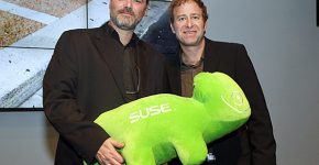 מימין: אמיר פלד מ-SUSE ודורון אופק, מנהל SUSE ישראל. צילום: ניב קנטור