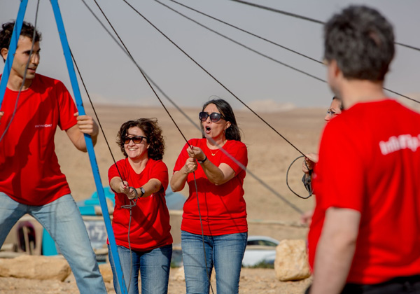 הקמת מאהל במדבר יהודה. מטצ'י שמריהו, מנהלת משאבי האנוש של Infinidat, בפעולה. צילום: ויקטור לוי