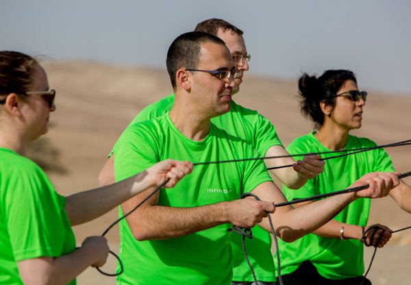 משוך בחבל. ערן בראון, סמנכ"ל טכנולוגיות באזור EMEA ב-Infinidat, מוביל את הצוות להקמת המאהל. צילום: ויקטור לוי