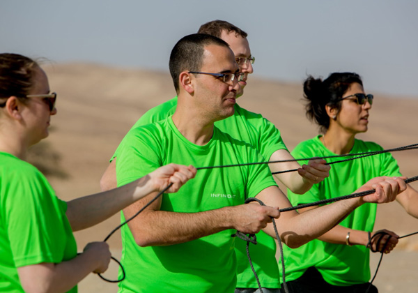 משוך בחבל. ערן בראון, סמנכ"ל טכנולוגיות באזור EMEA ב-Infinidat, מוביל את הצוות להקמת המאהל. צילום: ויקטור לוי