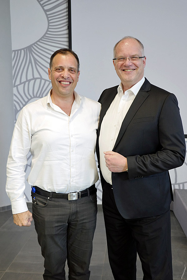 גדי רחלזון, מנהל תחום SME בסאפ ישראל (משמאל) וריינר זיניו, סגן נשיא בכיר בסאפ ומנהל מוצר SAP Business by Design. צילום: אורן אגמי