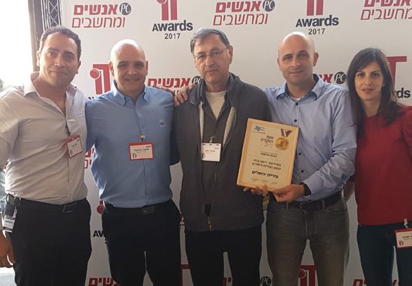 מימין: תמר שמעון, מטה המחשוב של עיריית ירושלים; אופיר מאי, מנהל האגף לרישוי ופיקוח הבנייה בעיריית ירושלים; מנחם הלמן, מנהל פרויקט GIS בנס; איתמר קורנפלד, מנמ"ר עיריית ירושלים; ויואל שבת, מנהל המחלקה לרישוי בנייה בעיריית ירושלים