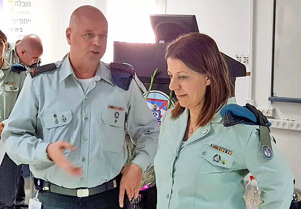 מימין: אל"מ טליה גזית ותא"ל יריב ניר, קצין הקשר והתקשוב הראשי, וחלק מזוג התא"לים המלכותי של צה"ל (על כך בתמונה הבאה). צילום: פלי הנמר