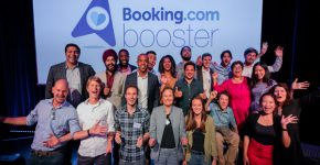 גיליאן טאנס, מנכ"לית ונשיאת Booking.Com, עם נציגי הסטארט-אפים שהגיעו לגמר. צילום: יח"צ