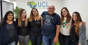 עובדי המטה בקבוצת UCL במשרדים החדשים. במרכז התמונה: יוסי רודריק, מנכ"ל ומייסד הקבוצה; ולימור שחר, משנה למנכ"ל ומנהלת פעילות מיקור-החוץ ומשאבי האנוש. צילום: יעקב אברמוביץ'