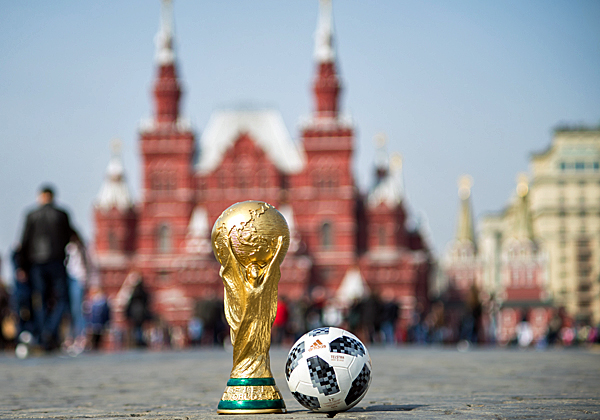גביע העולך והטלסטאר 18 של אדידס על רקע הכיכר האדומה במוסקבה. צילום: BigStock