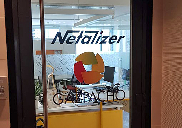 דלת הכניסה עדיין נושאת את השם הוותיק של החברה, נטאלייזר, ולצידו את השם החדש, גספצ'ו. צילום: פלי הנמר
