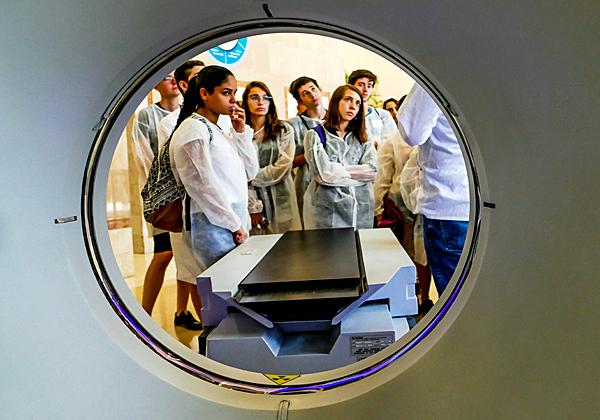 התלמידים שומעים אודות הטווין CT של פיליפס. צילום: צבי רוגר