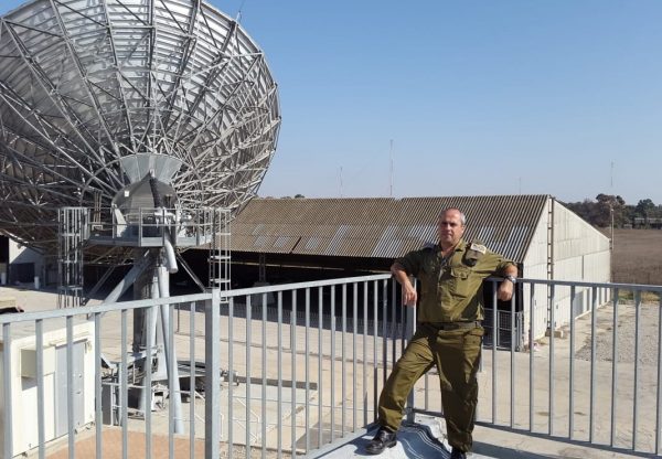 רב-נגד קובי מנשה, ראש מדור תקשורת לוויינים ביחידת חושן שבאגף התקשוב. צילום: דובר צה"ל