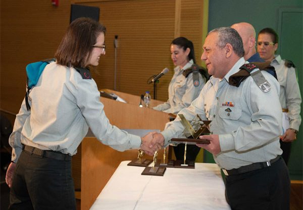 מקבלת אות פרס הרמטכ"ל, ראש מדור טיל תקיפה ניזום וחימוש רשתי, רב-סרן לי גל גפני, מהחטיבה הטכנולוגית ליבשה. צילום: דובר צה"ל