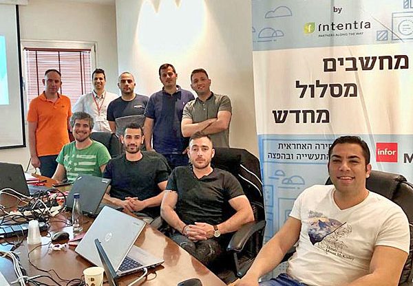 משתתפי הקורס עם דדי מלאך, סמנכ"ל התפעול של אינטנטיה. עומדים מימין: קוסטה דינקין, אביאל פדידה, תומר חסדאי, דדי מלאך ואלכס מולודיק. יושבים מימין: בני זכריה, רוסלן ממדוב, ירדן קורסיה ועידן קראוס. צילום: יח"צ