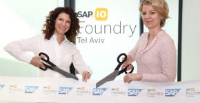 מימין: אלכסה גורמן, מנהלת תכנית SAP.io Foundry ב-EMEA, ואורנה קליינמן, מנכ"לית מרכז הפיתוח של סאפ בישראל, משיקות את התכנית בתל אביב. צילום: אמיר לוי