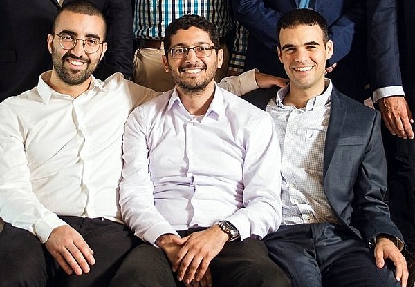 מימין: אלון ארבץ, מנהל מרכז הפיתוח של אינטסייטס בתל אביב, גיא ניצן, מנכ"ל החברה, וגל בן דוד, סמנכ"ל הטכנולוגיות. צילום: יח"צ