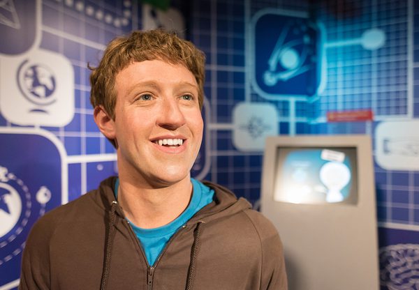 בובת שעווה של המייסד ומנכ"ל פייסבוק, מארק צוקרברג, צופה אל העתיד. צילום: BigStock