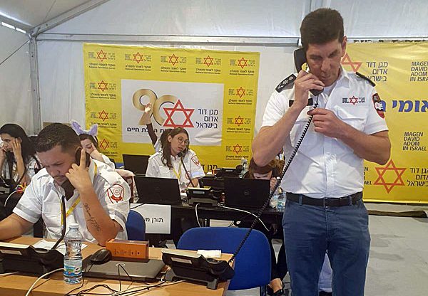 מנכ"ל מגן דוד אדום, אלי בין, עונה לשיחה במוקד של הארגון בקריית אונו, בזמן משבר הקורונה. צילום: אסי דובלינסקי, דוברות מד"א