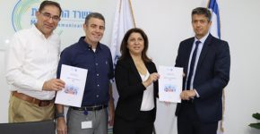 מימין: שר התקשרות, יועז הנדל, מקבל את הדו"ח מדולי דדון איזנברג, ומנהלת תחום פניות הציבור, מאיתן כסיף, סמנכ"ל בכיר ומנהל מינהל פיקוח ואכיפה,ומנתי כהן, מנכ"ל המשרד. צילום: יח"ץ משרד התקשורת