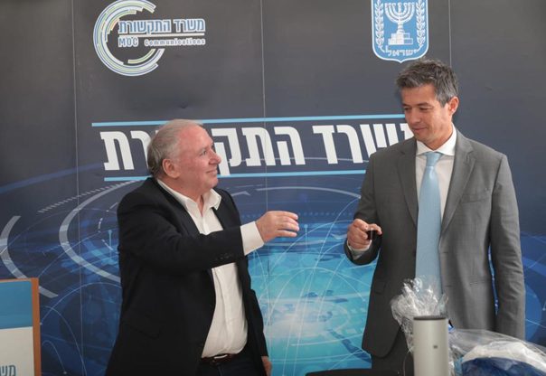 מרימים כוסית לחיים בטקס חילופיהשרים: מימין, יועז הנדל, שר התקשורת החדש, ודוד אמסלם, שעובד לתפקיד לשר המקשר בין הממשלה לכנסת. צילום: יוסי זמיר