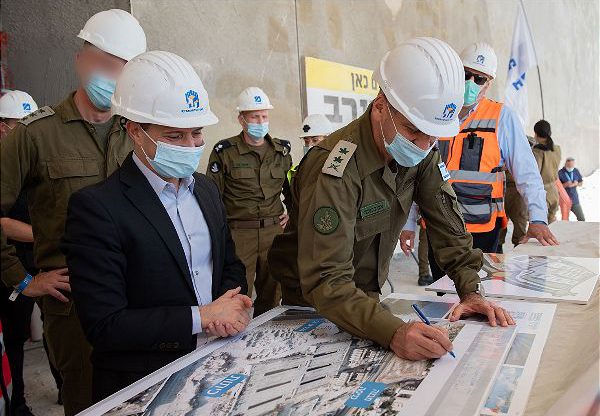 מימין: הרמטכ"ל אביב כוכבי ורמטכ"ל נלווה רוביק דנילוביץ', ראש עיריית באר שבע, בעת ביקור הרמטכ"ל בנגב. צילום: דובר צה"ל