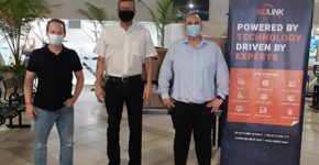 מימין: ראש העיר בת ים, צביקה ברוט, גלעד רבינוביץ, מנכ"ל קבוצת אסקיולינק, רונן אונגר, מנהל ה-IT של אסקיולינק. צילום: יח"צ