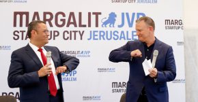 מימין: אראל מרגלית, מייסד ויו"ר קרן JVP ומרגלית סטארט-אפ סיטי, משה ליאון, ראש עיריית ירושלים. צילום: יח"צ