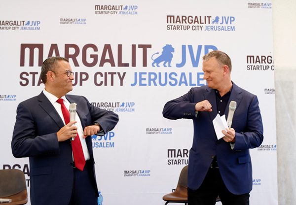 מימין: אראל מרגלית, מייסד ויו"ר קרן JVP ומרגלית סטארט-אפ סיטי, משה ליאון, ראש עיריית ירושלים. צילום: יח"צ