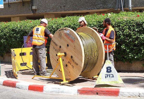 בזק פורסת סיבים אופטיים. צילום: יח"צ