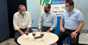 מימין לשמאל: דני ארז, מנכ"ל Lenovo DCG ישראל; שלומי אביב, מנכ"ל VMware ישראל; ויוסי צייגר, מנכ"ל הראל טכנולוגיות מידע. צילום: יח"צ