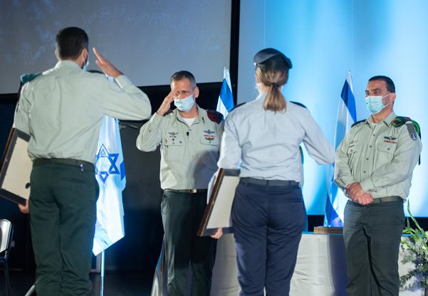 מצדיע לחדשנים: רא"ל אביב כוכבי בטקס הענקת הפרסים. מימין: תא''ל ערן ניב, ראש חטיבת שילו''ח. צילום: דובר צה''ל