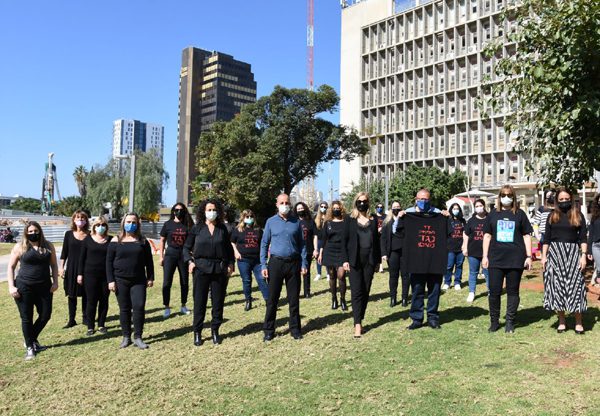 יו"ר ההסתדרות, ארנון בר דוד, ועובדים בארגון בעצרת ההזדהות, מחוץץ לבניין ההסתתדרות בתל אביב. צילום: דוברות ההסתדרות