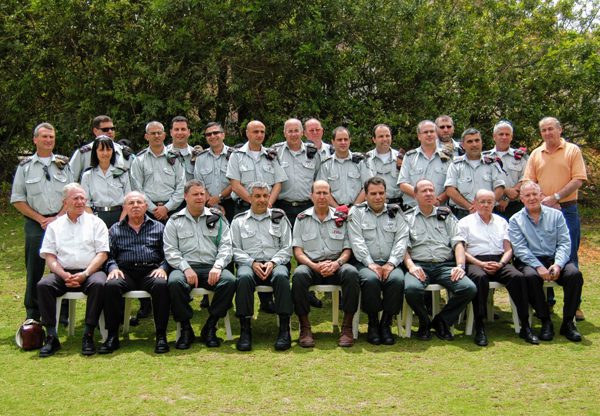 ביקור הרמטכ"ל משה בוגי יעלון באגף התקשוב בשנת 2005. צילום: פלי הנמר. ראו כיתוב בגוף הידיעה