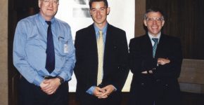 פרי גונן (משמאל) ואנשי בורלנד: לודוויק נווה – מנהל מכירות למזה"ת, מרטין ראים מצוות הטכנולוגיה. צילום: פרטי