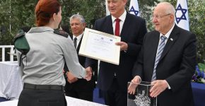 נשיא המדינה, ראובן ריבלין, ושר הביטחון, בני גנץ, מעניקים את פרס ביטחון ישראל. צילום: אריאל חרמוני, משרד הביטחון