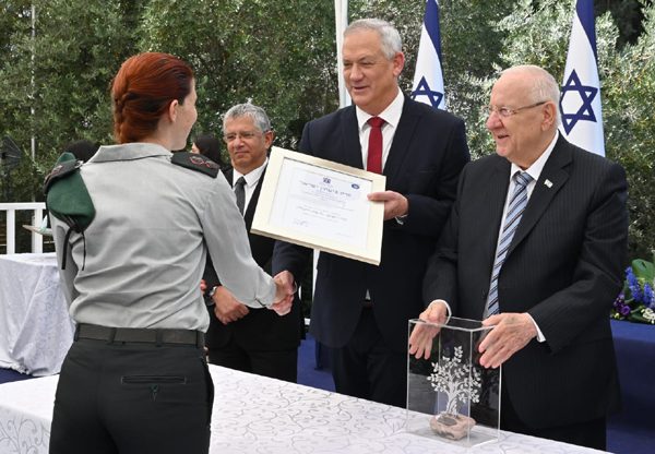 נשיא המדינה, ראובן ריבלין, ושר הביטחון, בני גנץ, מעניקים את פרס ביטחון ישראל. צילום: אריאל חרמוני, משרד הביטחון