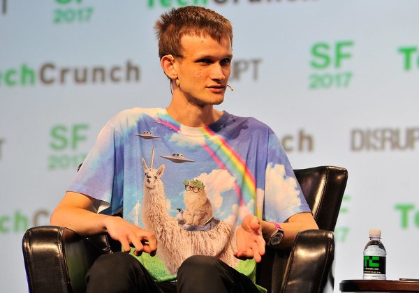 מדבר בכנס TechCrunch Disrupt SF, ממציא האת'ריום, ויטליק בוטרין. צילום: פליקר