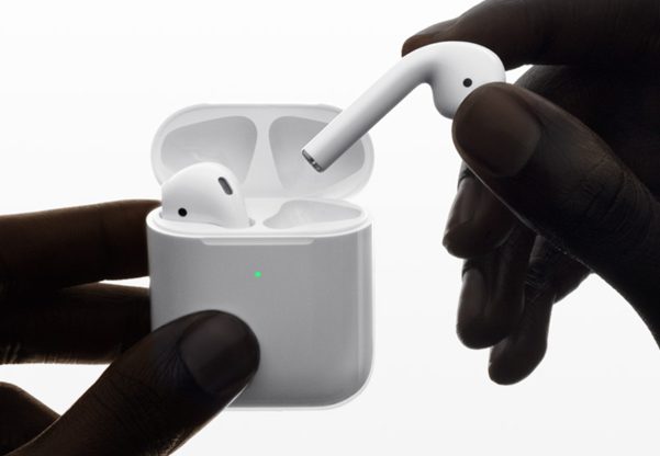 האם ישמשו גם כעזר שמיעה שלא מתביישים בו? AirPods. צילום: אפל