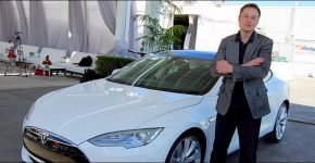 אילון מאסק, מנכ"ל טסלה, לצד טסלה Model S‏ בשנת 2011.