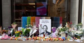 מחוץ לחנות אפל בלונדון כמה ימים לאחר מותו של סטיב ג'ובס. צילום: BigStock