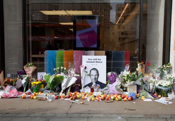 מחוץ לחנות אפל בלונדון כמה ימים לאחר מותו של סטיב ג'ובס. צילום: BigStock