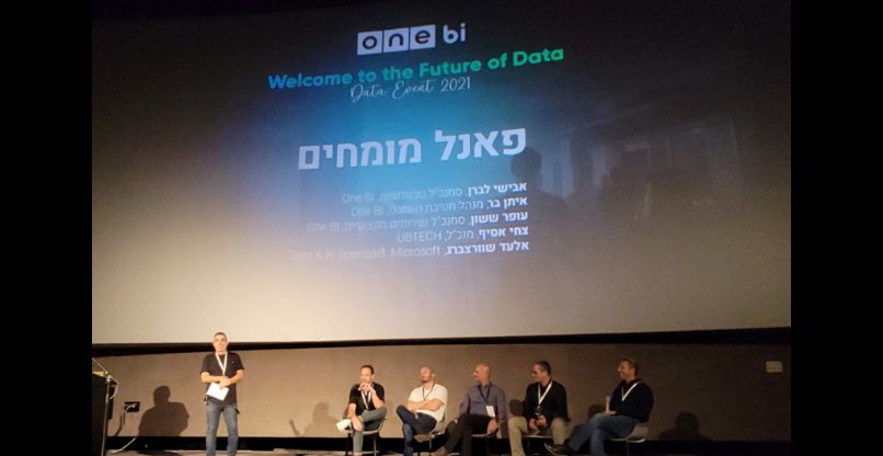 עודד טהורי, מנכ"ל ONE BI, על במת הכנס עם משתתפי הפאנל בנושא Data Cloud Transformation.