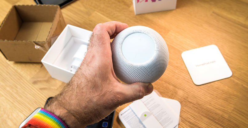 HomePod Mini של אפל מאחד הדורות הקודמים.