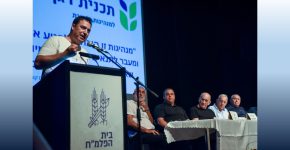 מימין לשמאל: רא"ל (במיל.) גדי אייזנקוט; תא"ל (במיל.) שמעון חפץ; וראש הממשלה לשעבר, אהוד אולמרט. נואם: דורון אמיר, יזם 'הטובים לסייבר'.