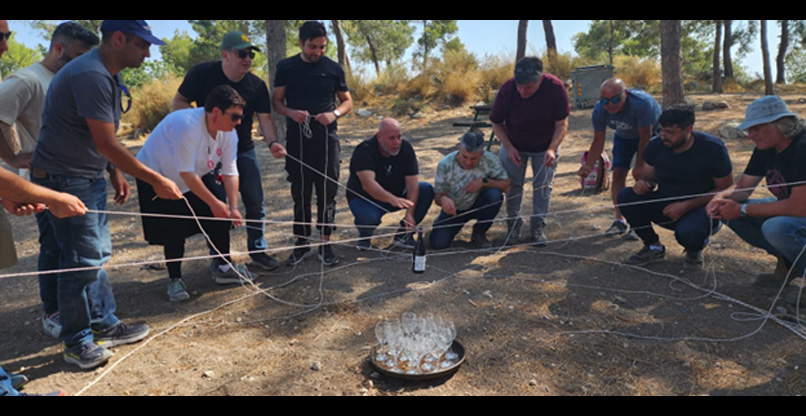 איך מוזגים יין ל-15 כוסות עם סט חבלים, ללא מגע יד אדם ובלי לאבד אף טיפה? מנהלי הצוותים של מרכז הפיתוח של AT&T ישראל בפעולה.